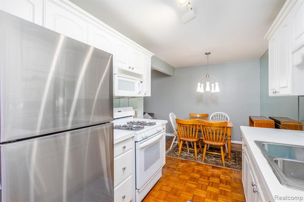 9663 BAYVIEW Drive, 211, Ypsilanti, MI 48197 — Photo 4