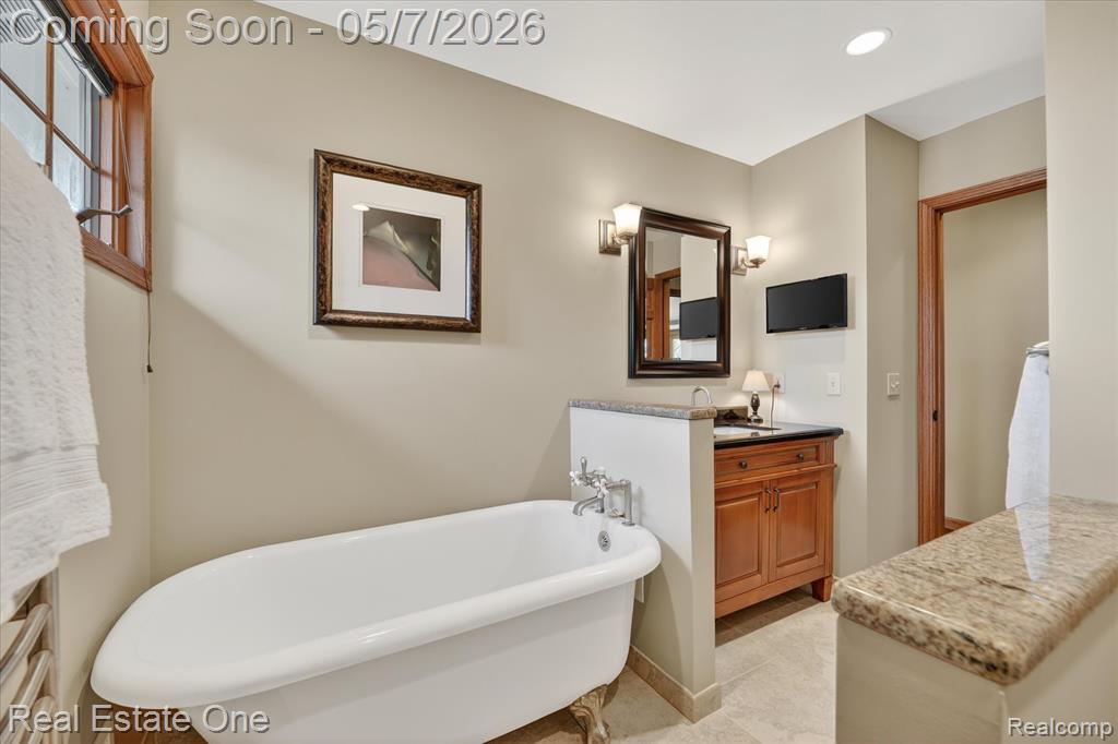 38967 Holsworth Court, Farmington, MI 48331 — Photo 46