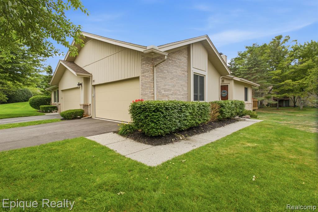 1982 Valley Lane, Lake Orion, MI