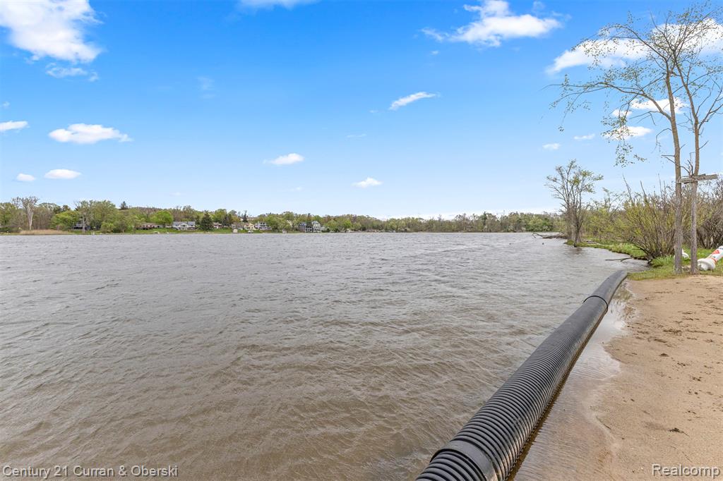 1424 Woodbridge Lane, Wixom, MI 48393 — Photo 12