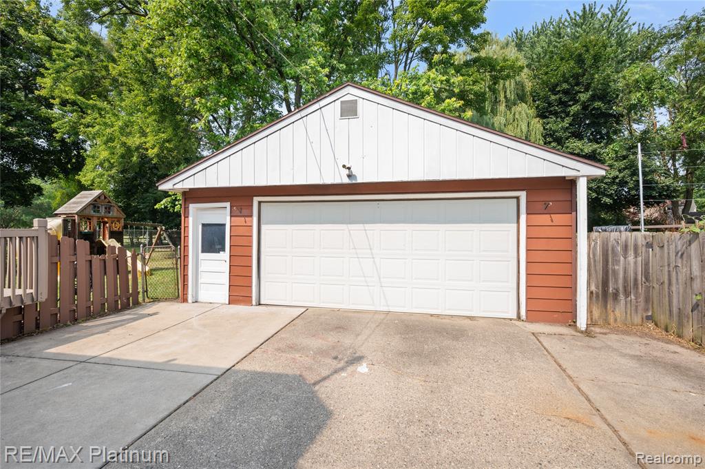 709 Elmwood Drive, Fenton, MI 48430 — Photo 29