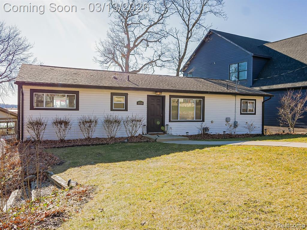 View of front of house featuring a front lawn