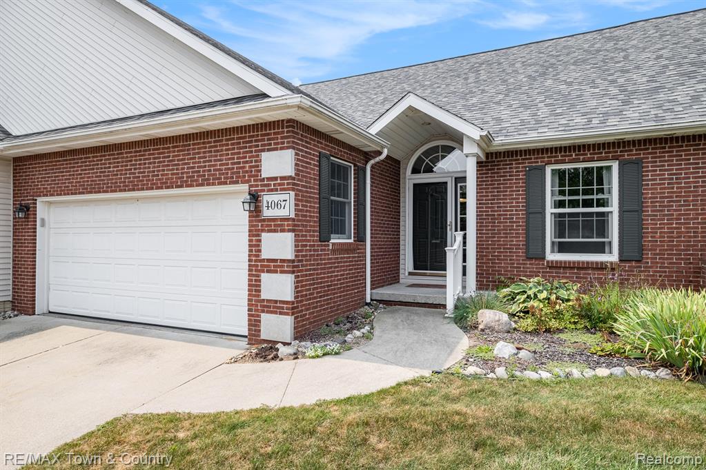 4067 Squire Hill Drive, 38, Flushing, MI 48433 — Photo 2