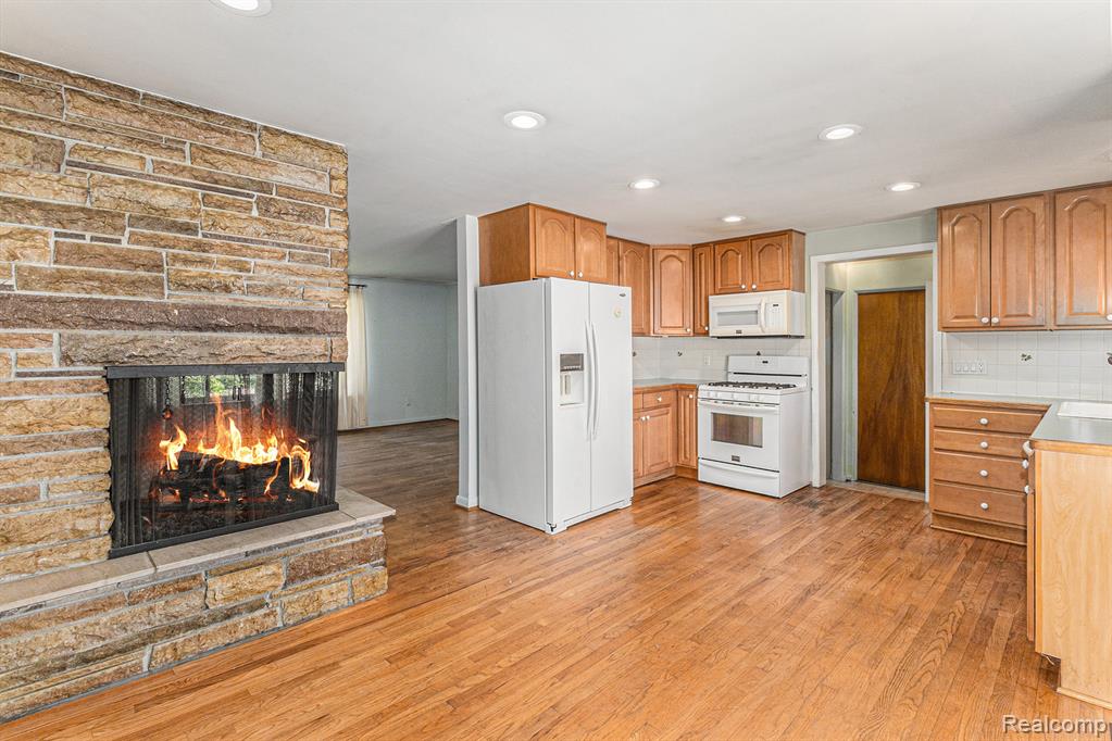 5559 Pleasant Drive, Waterford, MI 48329 — Photo 6