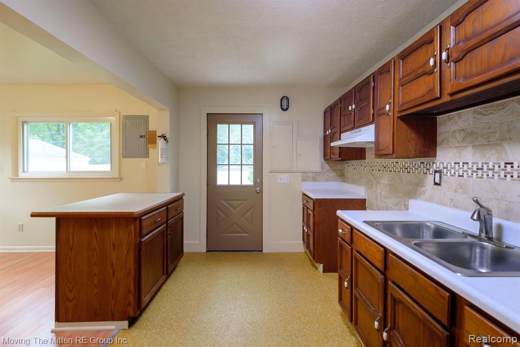 560 GREENLAWN Street, Ypsilanti, MI 48198 — Photo 9
