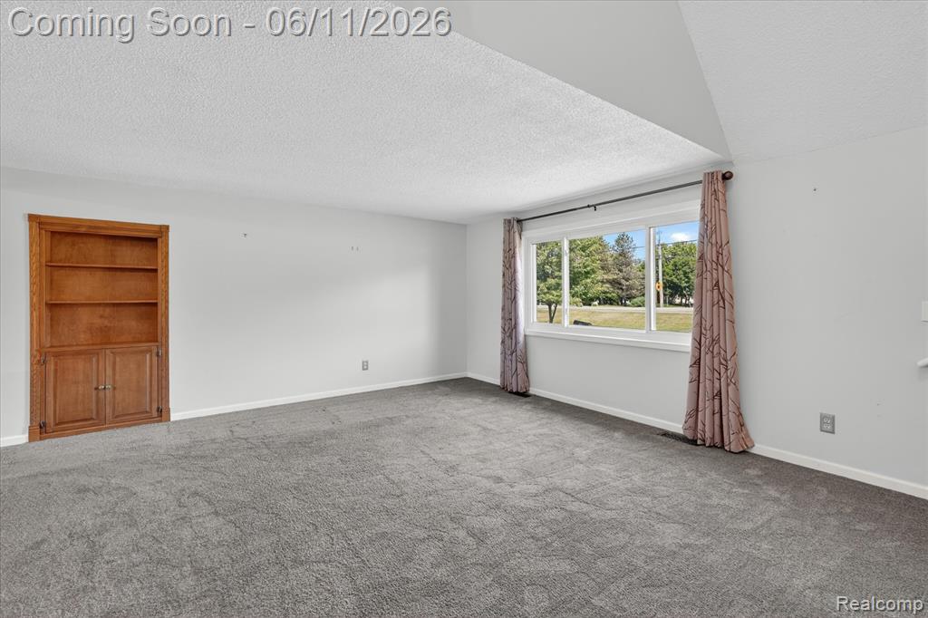 5464 E Maple Avenue, Grand Blanc, MI 48439 — Photo 8