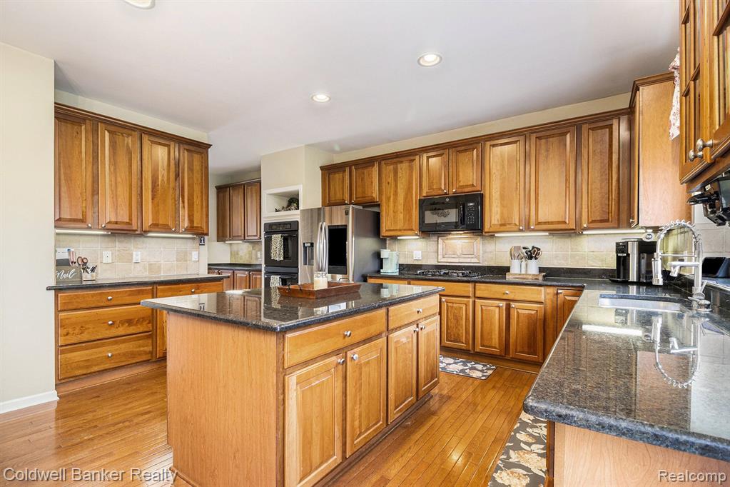 48520 Antique, Canton, MI 48187 — Photo 10