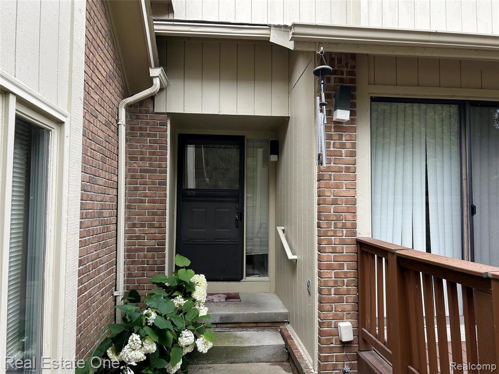5537 Walnut Circle W, West Bloomfield, MI — Photo 5