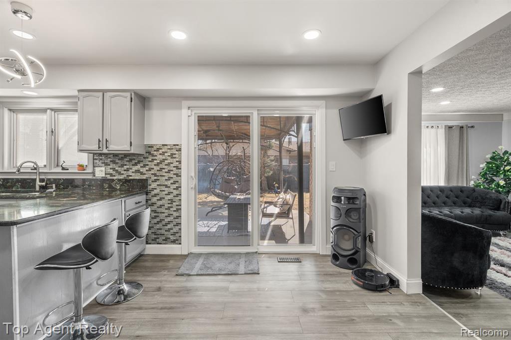 4238 GLOUCESTER Drive, Sterling Heights, MI 48310 — Photo 11
