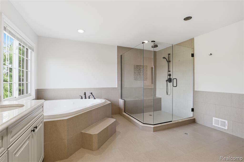 2084 Wabeek Hill Court, Bloomfield Hills, MI 48302 — Photo 28