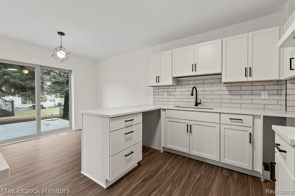 24530 Pineview Street, Oak Park, MI 48237 — Photo 17