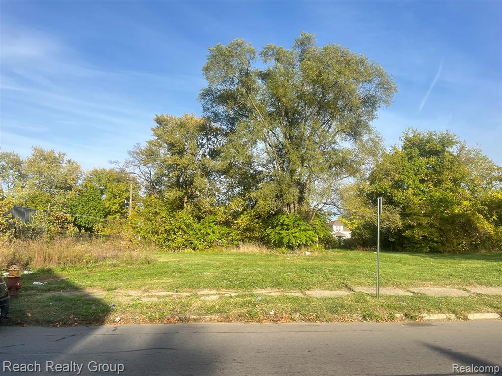 4814 CADILLAC Boulevard, Detroit, MI 48214 — front exterior