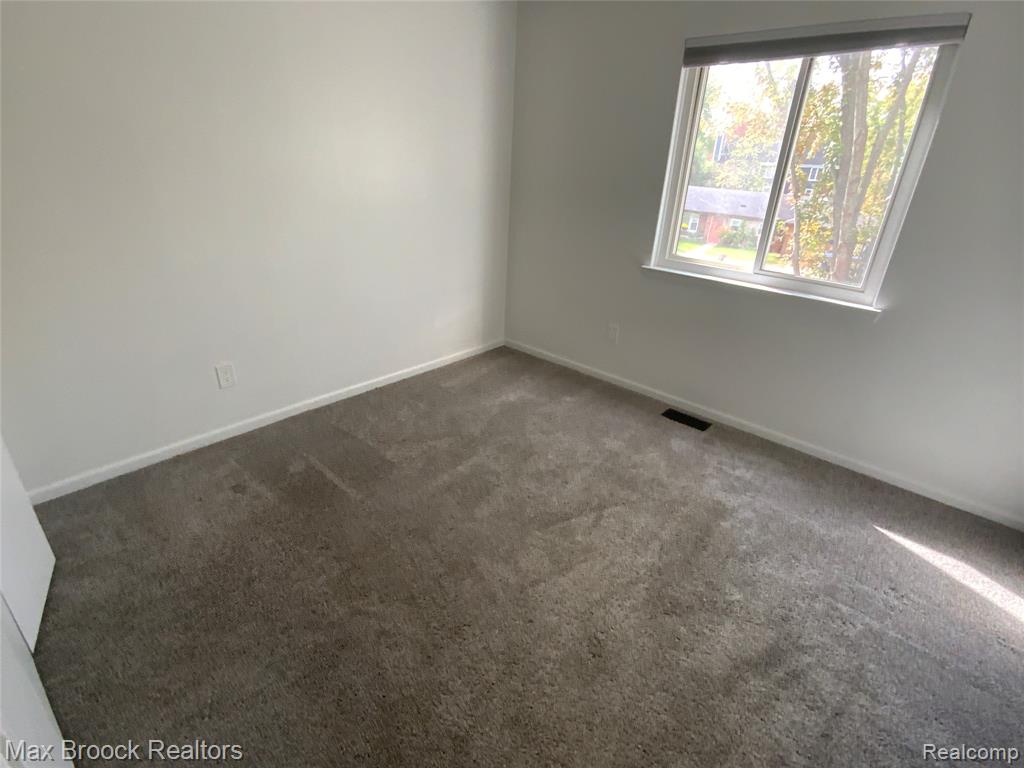 5715 SUNNYCREST Drive, West Bloomfield, MI 48323 — Photo 12