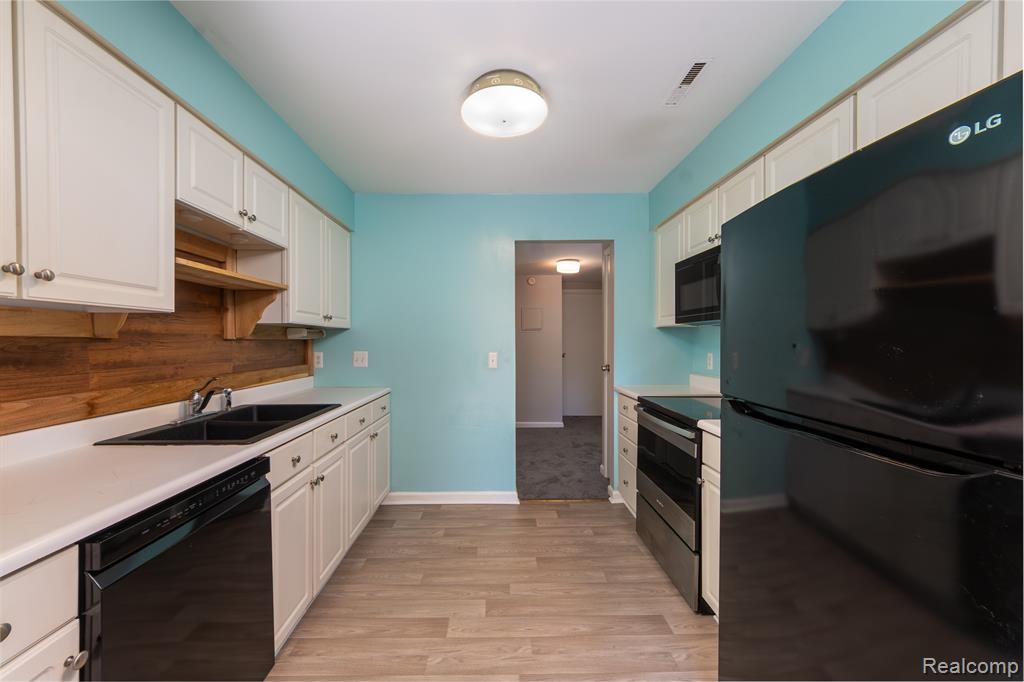 505 W Highland Road, Howell, MI 48843 — Photo 8