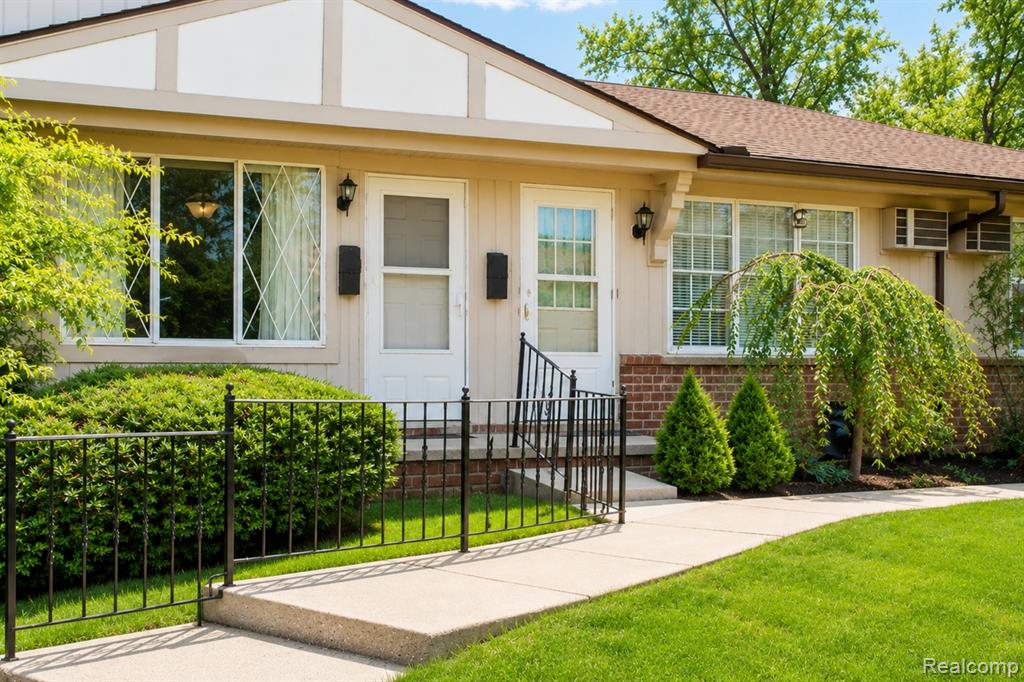 61227 Heritage, South Lyon, MI 48178 — front exterior