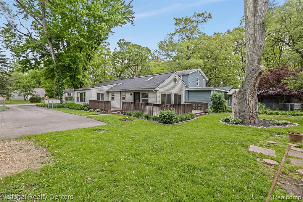330 BEACHWAY Street, Whitmore Lake, MI 48189 — Photo 13