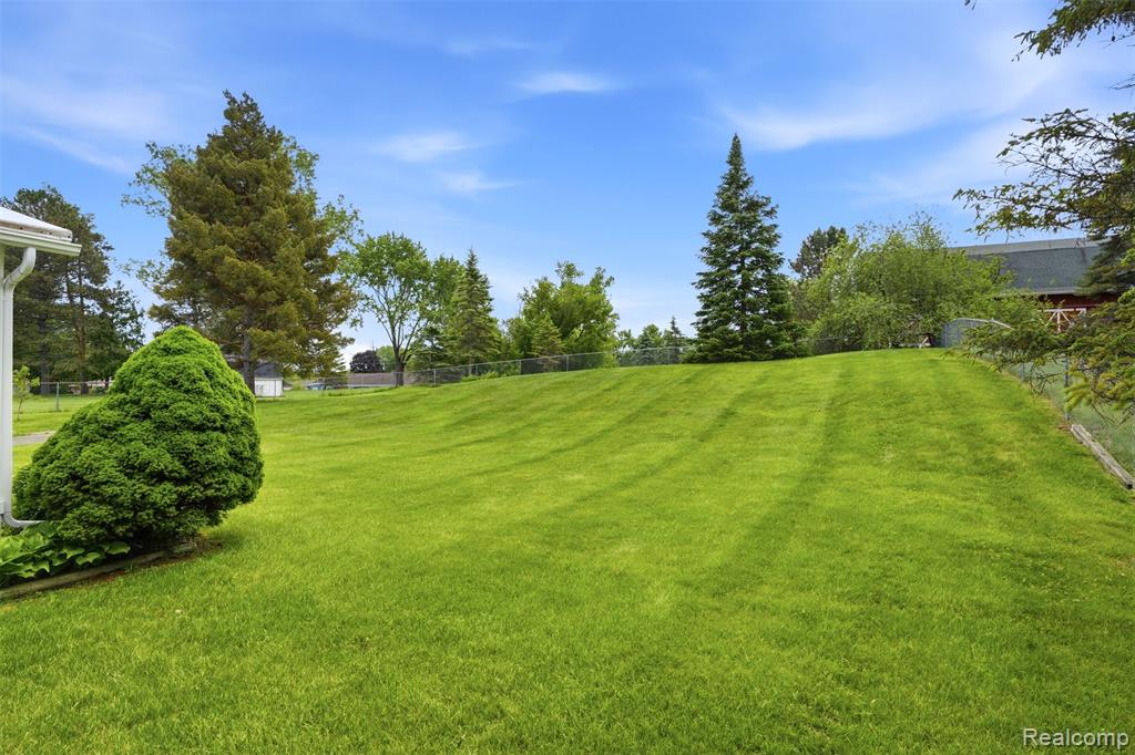 2482 Valley Lane Drive, Grand Blanc, MI 48439 — Photo 36