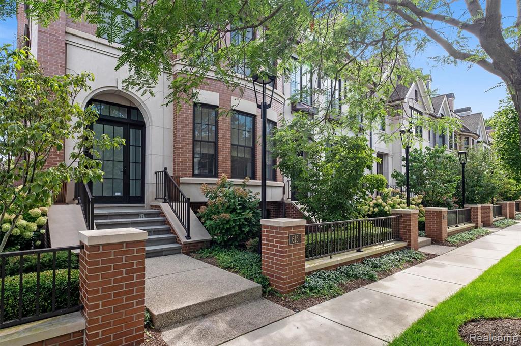 615 W Brown Street - Photo 2