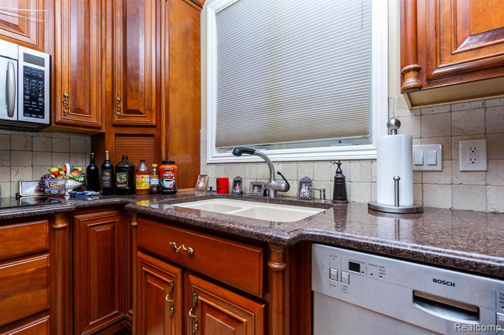 49759 Lakebridge Drive, Shelby Twp, MI 48315 — Photo 16