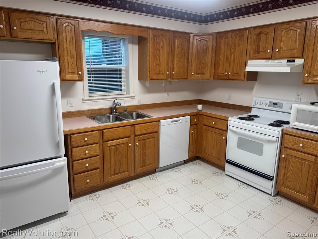 727 W Park Street, Lapeer, MI 48446 — Photo 3