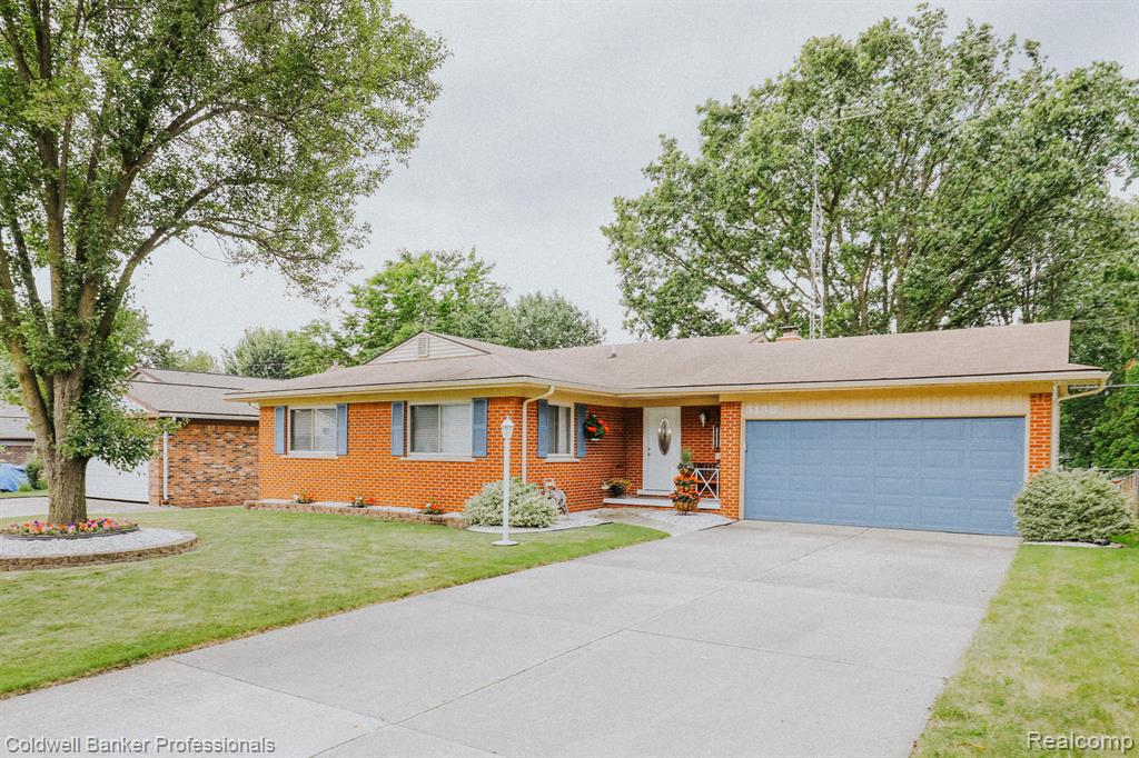 5158 SPINNING WHEEL Drive, Grand Blanc, MI 48439 — front exterior
