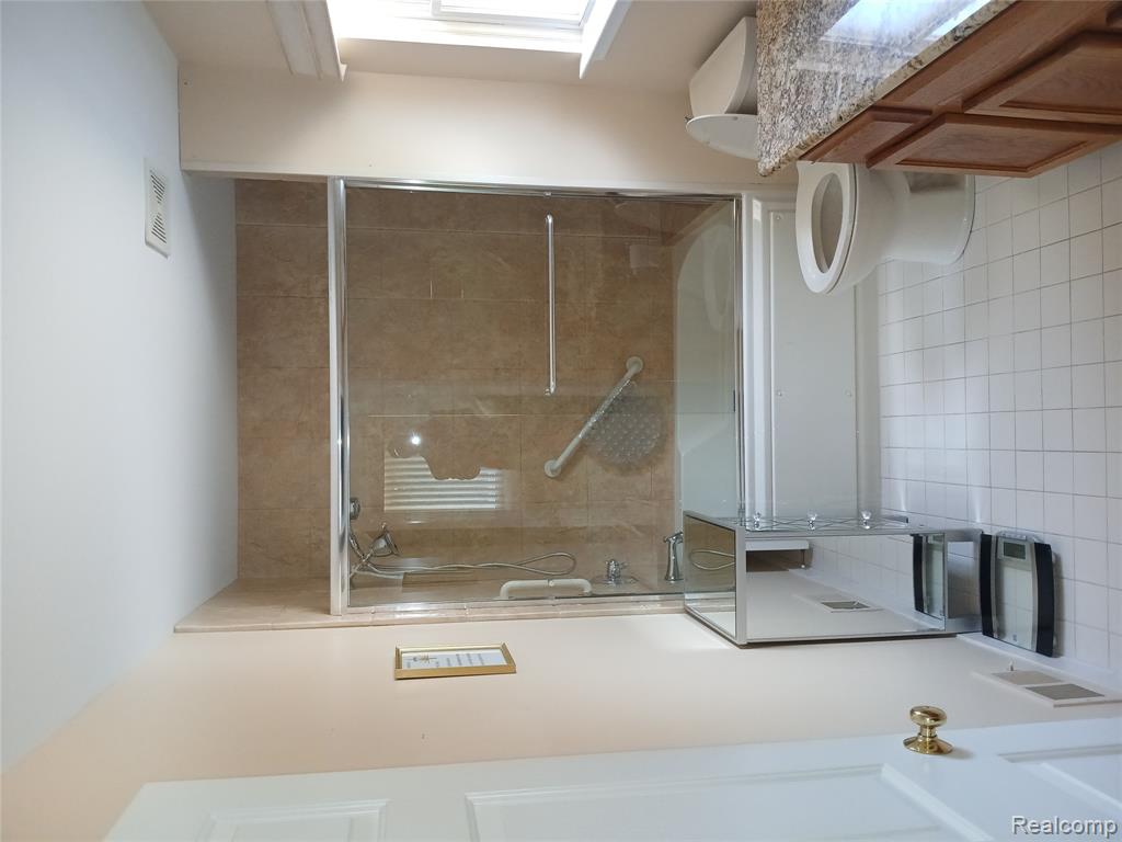 8086 Pickering Pl Place, Westland, MI — Photo 22