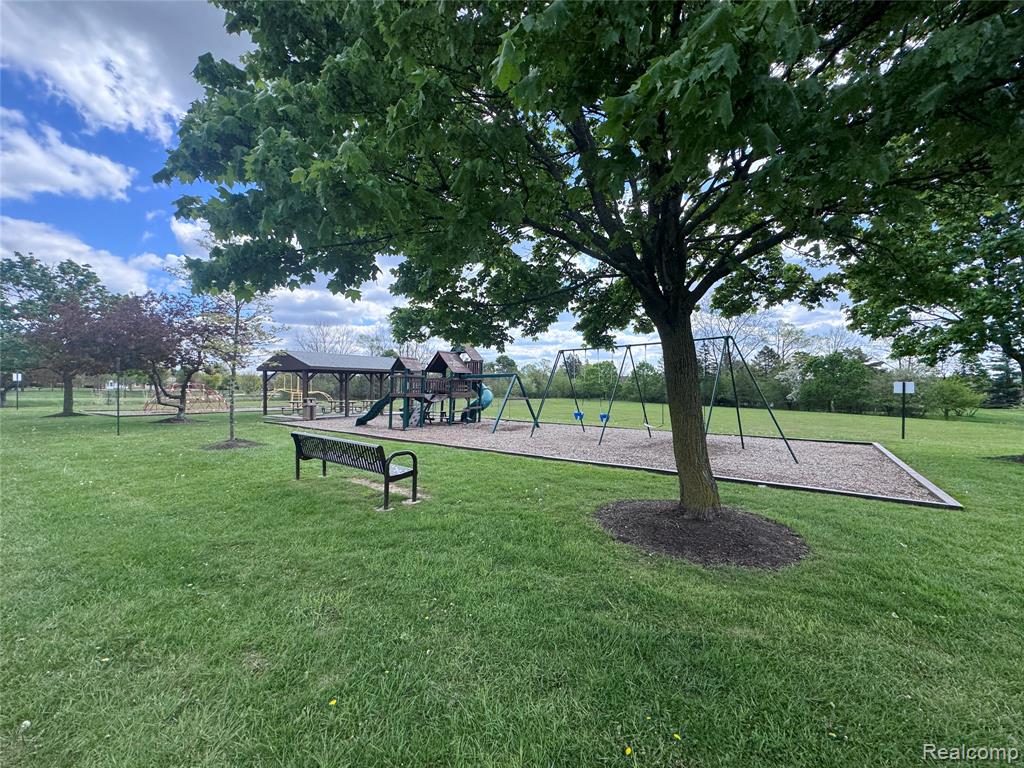 5203 Forestdale Court, West Bloomfield, MI — Photo 44