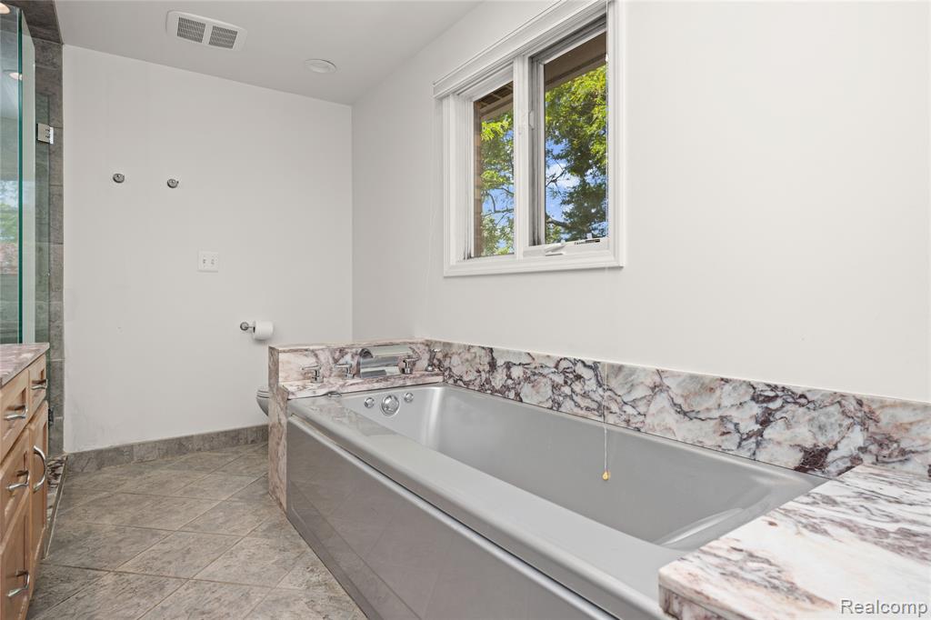 4700 S Valleyview Road, West Bloomfield, MI 48323 — Photo 23
