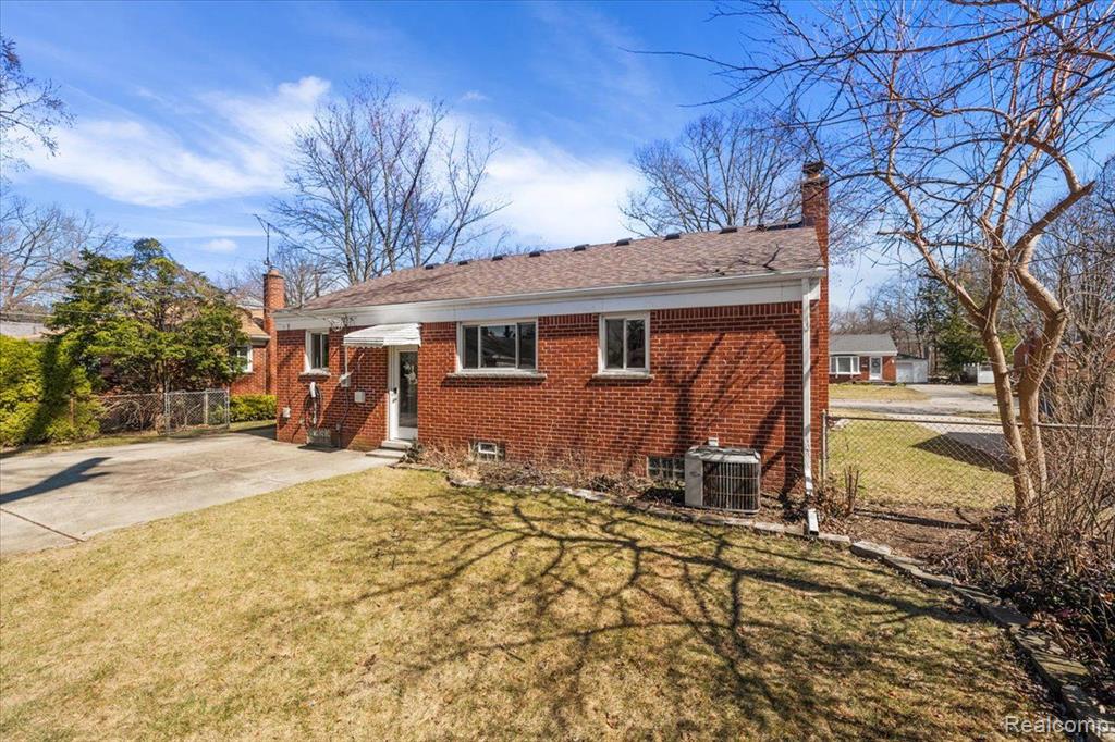 9435 GILLMAN Street, Livonia, MI 48150 — Photo 32