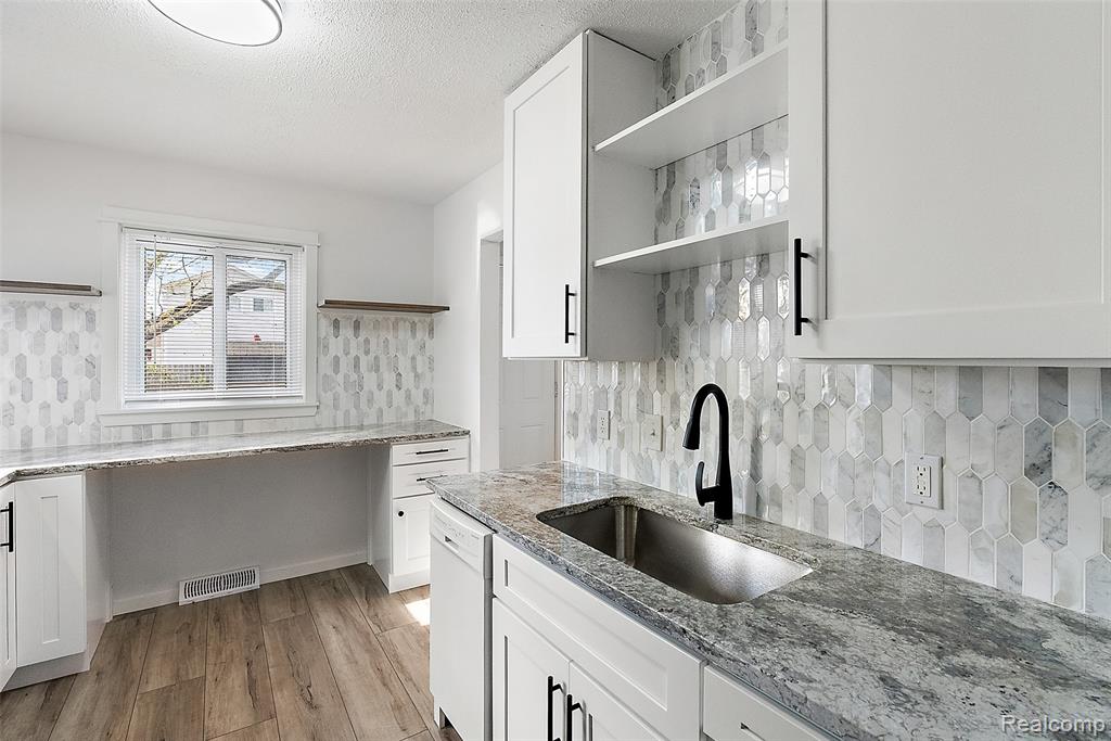 898 E Barrett Avenue, Madison Heights, MI 48071 — Photo 10