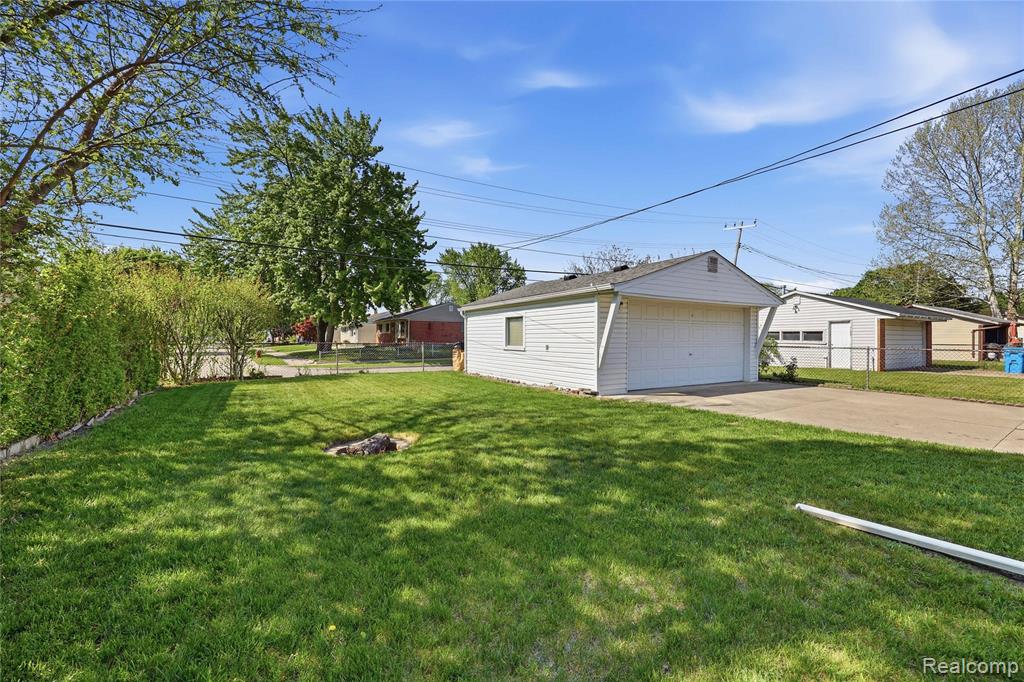 348 Sonia Avenue, Madison Heights, MI 48071 — Photo 27