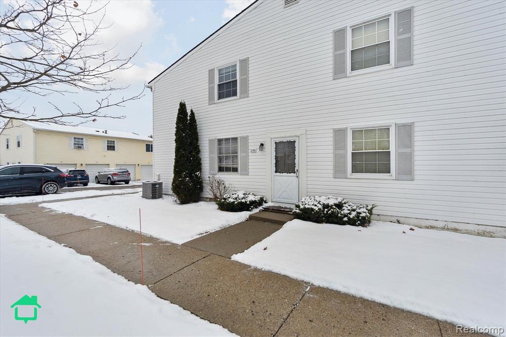 256 LAKE VILLAGE Drive, Walled Lake, MI 48390 — Photo 20