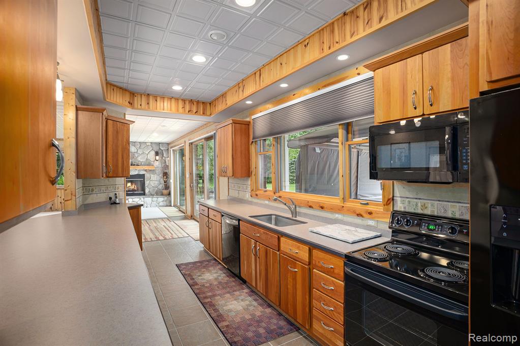 4301 Rolling Acres Drive, Hartland, MI 48353 — Photo 45