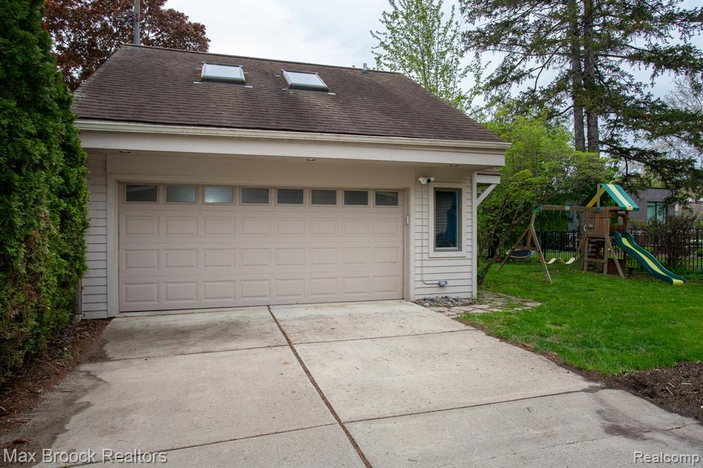 12769 Lasalle Lane, Huntington Woods, MI — Photo 59