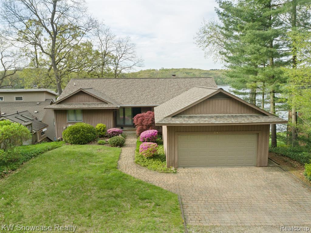 5867 COMMUNITY Drive, Brighton, MI 48116 — Photo 2