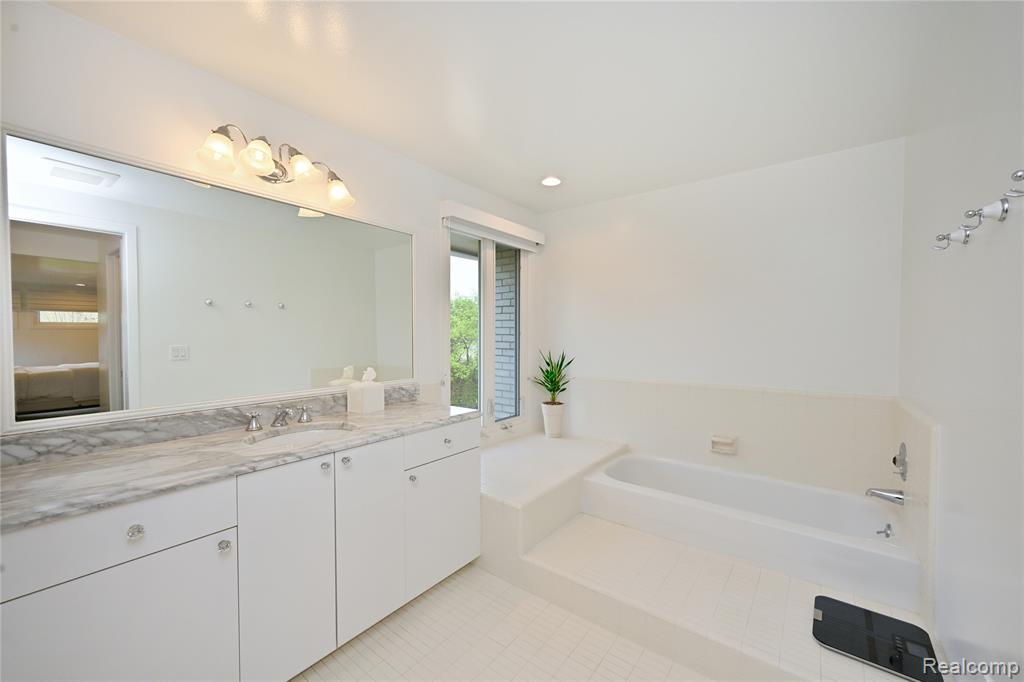 6020 Orchard Ridge Court, West Bloomfield, MI — Photo 27