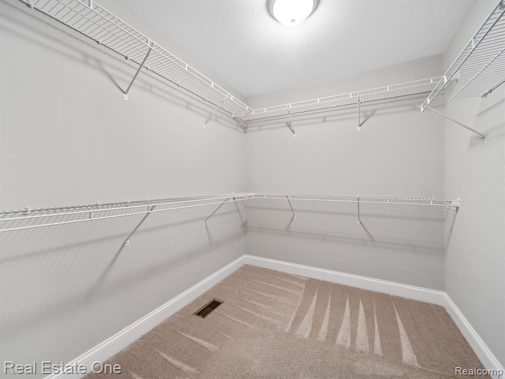9687 SHELTERING OAKS Drive, Brighton, MI 48114 — Photo 7
