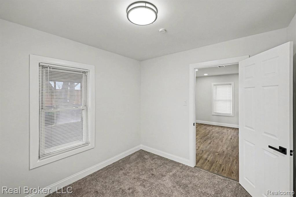 973 E Guthrie Avenue, Madison Heights, MI 48071 — Photo 17