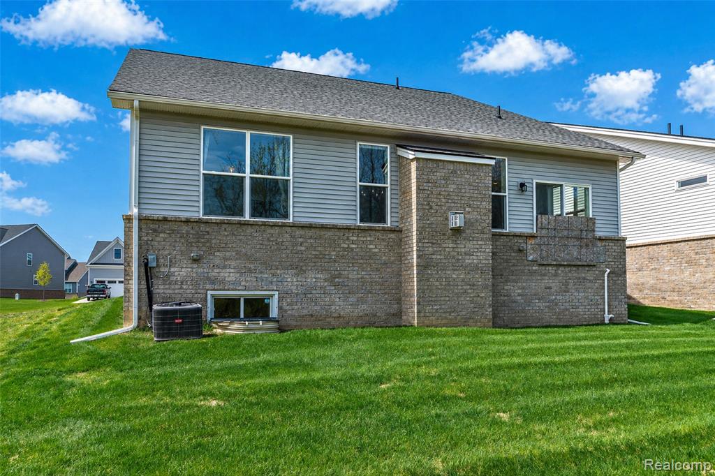 5545 Helmsdale Boulevard, West Bloomfield, MI — Photo 41