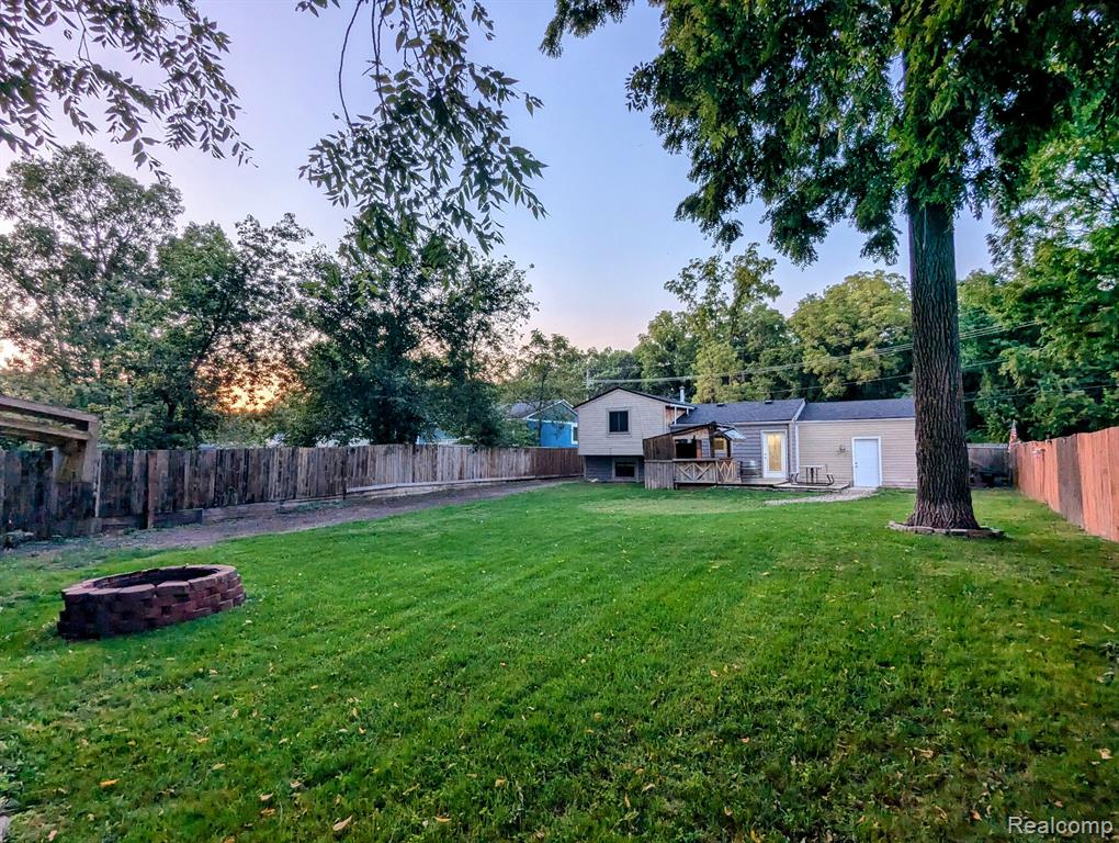6915 PONTIAC LAKE Road, Waterford, MI 48327 — Photo 16
