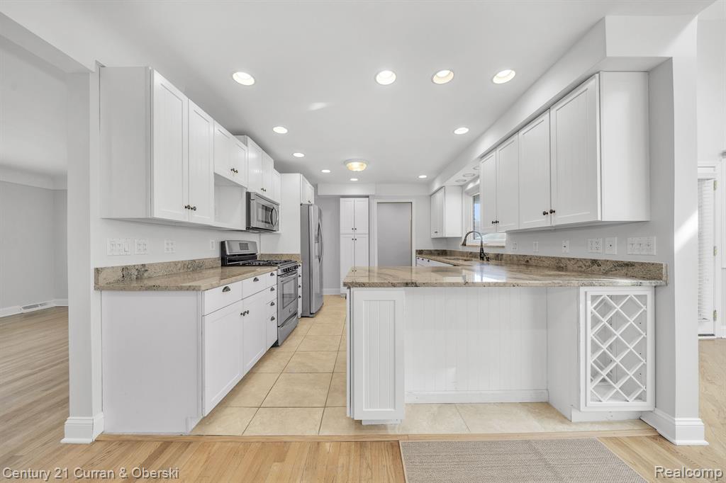 430 S WILLIAMSBURY Road, Bloomfield Hills, MI 48301 — Photo 6