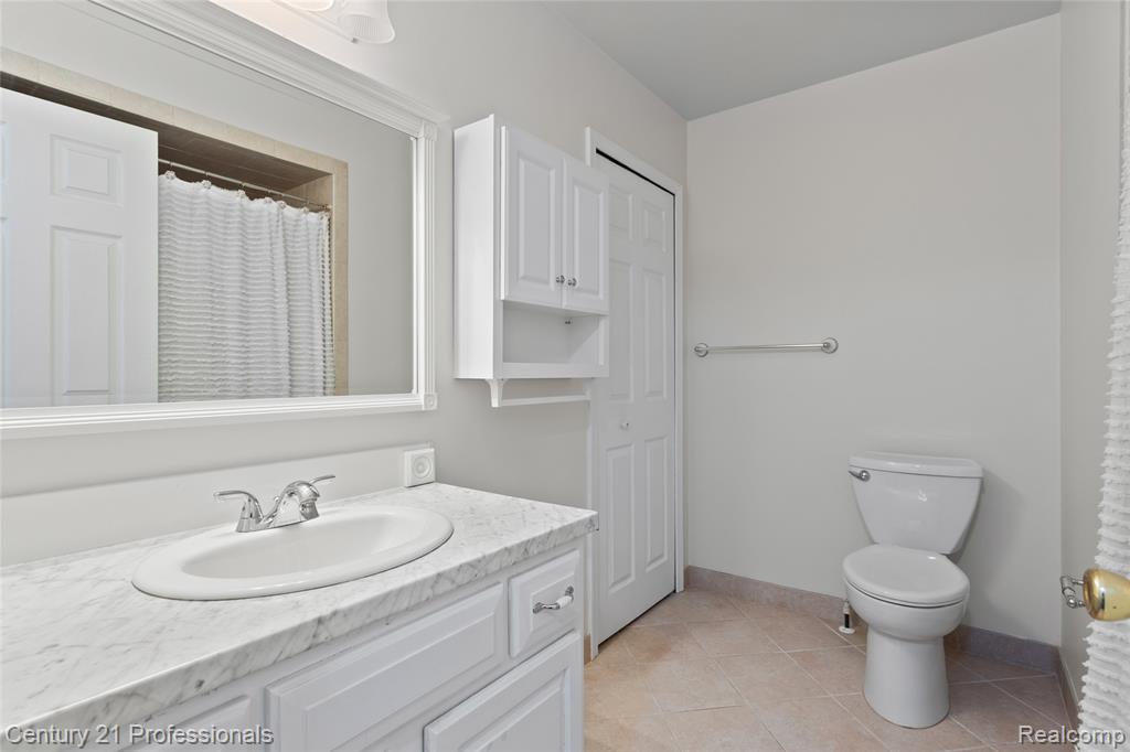 18344 Greenmeadow Drive, Clinton Twp, MI 48038 — Photo 15