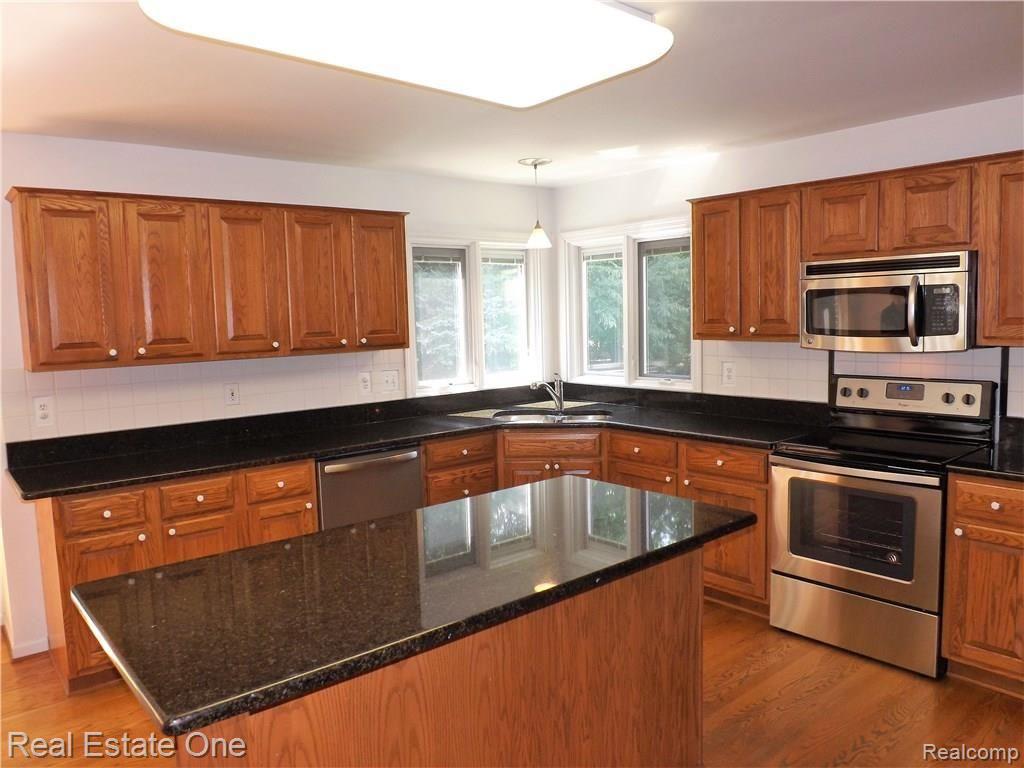 4066 COVENTRY Drive, Rochester Hills, MI 48326 — Photo 14