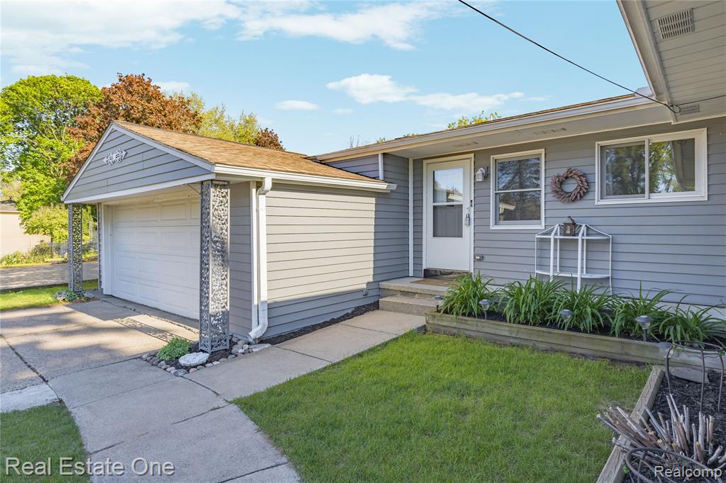 1825 Luneta, Commerce Twp, MI 48382 — Photo 2