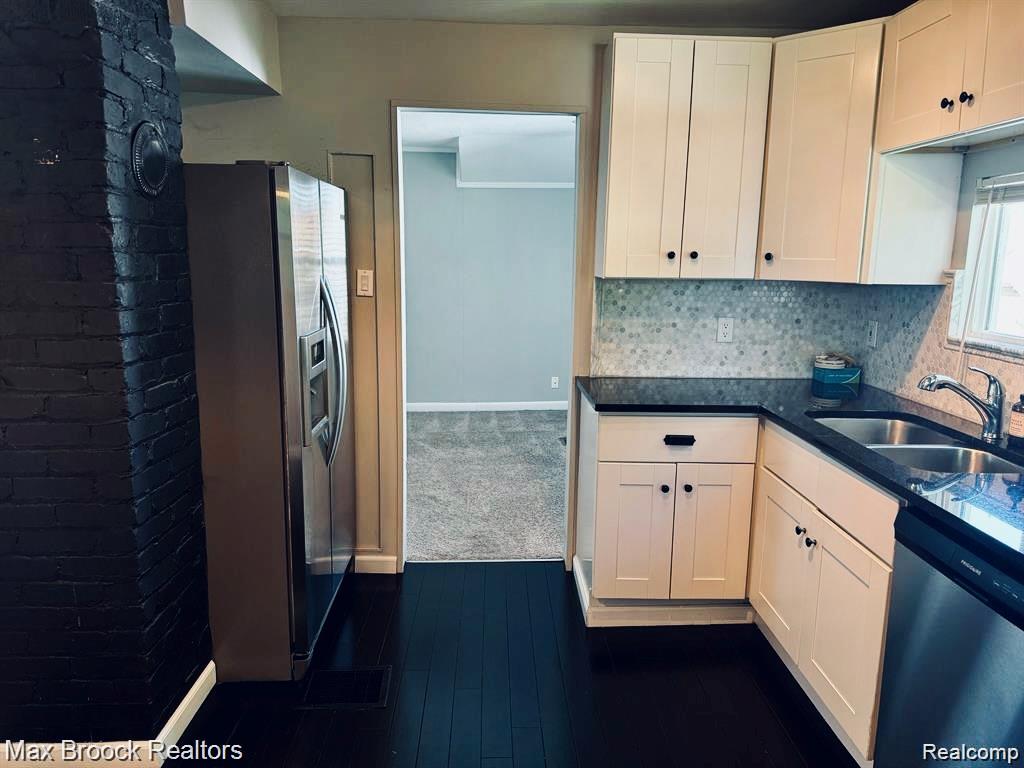 465 E OAKRIDGE Street, Ferndale, MI 48220 — Photo 2