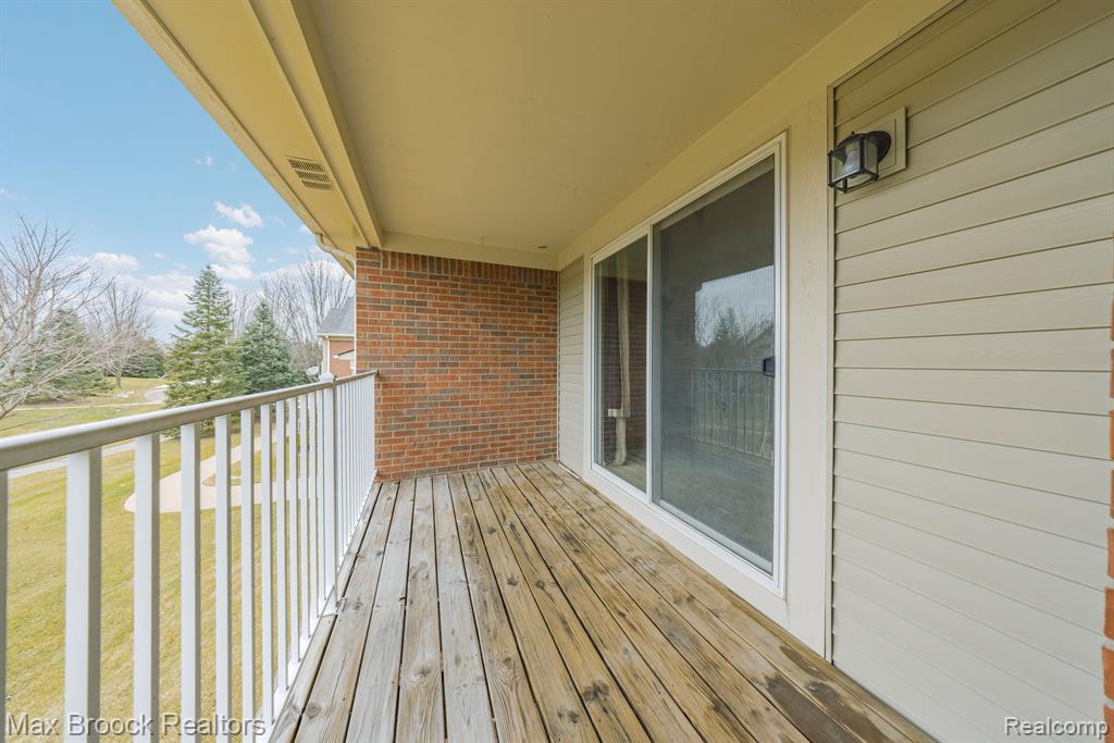 9203 FARMINGDALE Lane, Walled Lake, MI 48390 — Photo 25