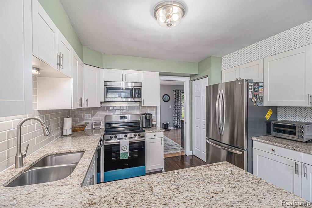 7357 Creek View Circle, West Bloomfield, MI — Photo 18