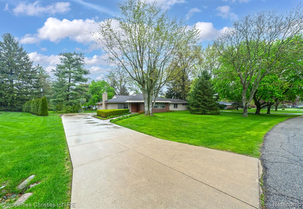 561 Yorkton Lane, Bloomfield Hills, MI 48304 — Photo 39
