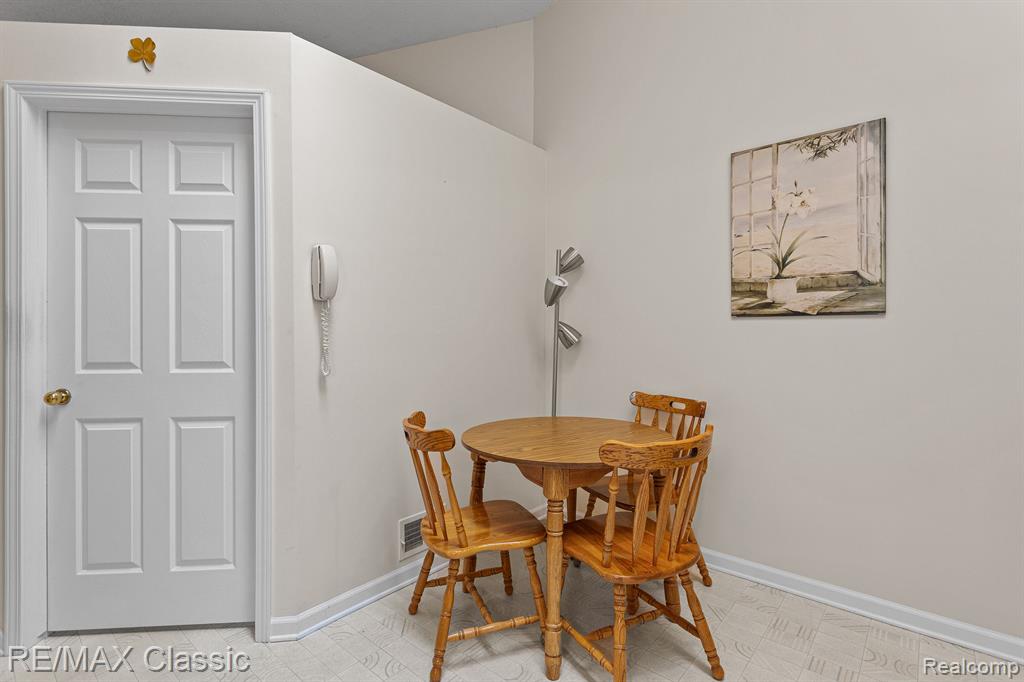 38360 Chessington, Farmington Hills, MI 48331 — Photo 14