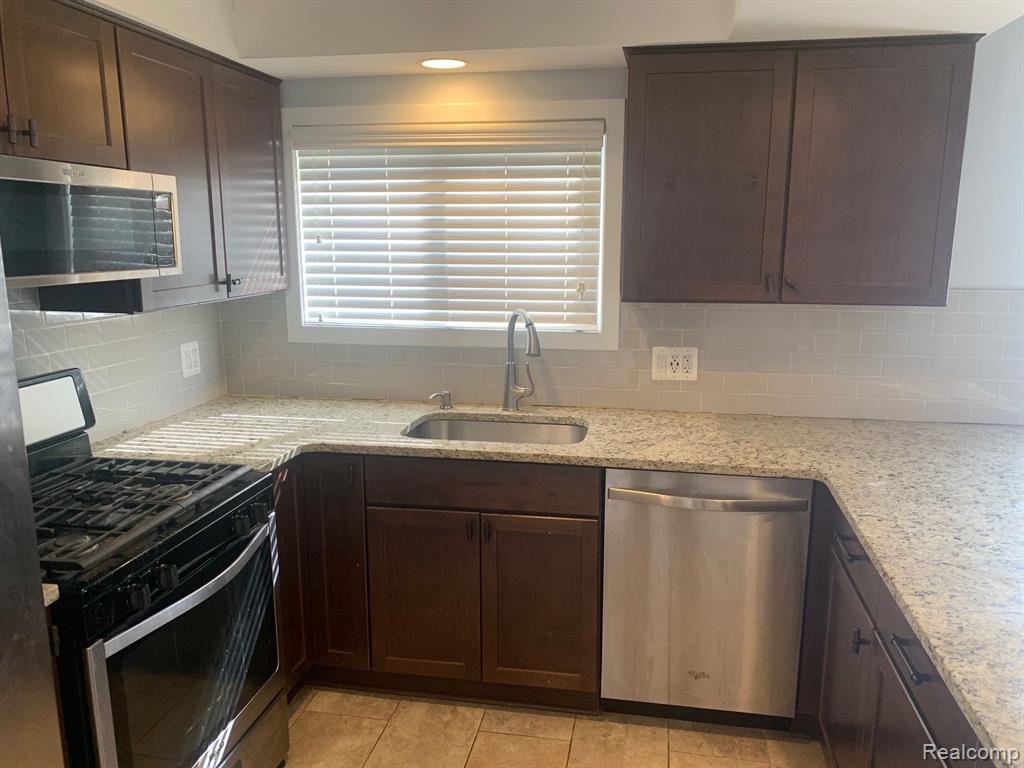 3991 FIELDVIEW Avenue, West Bloomfield, MI 48324 — Photo 17